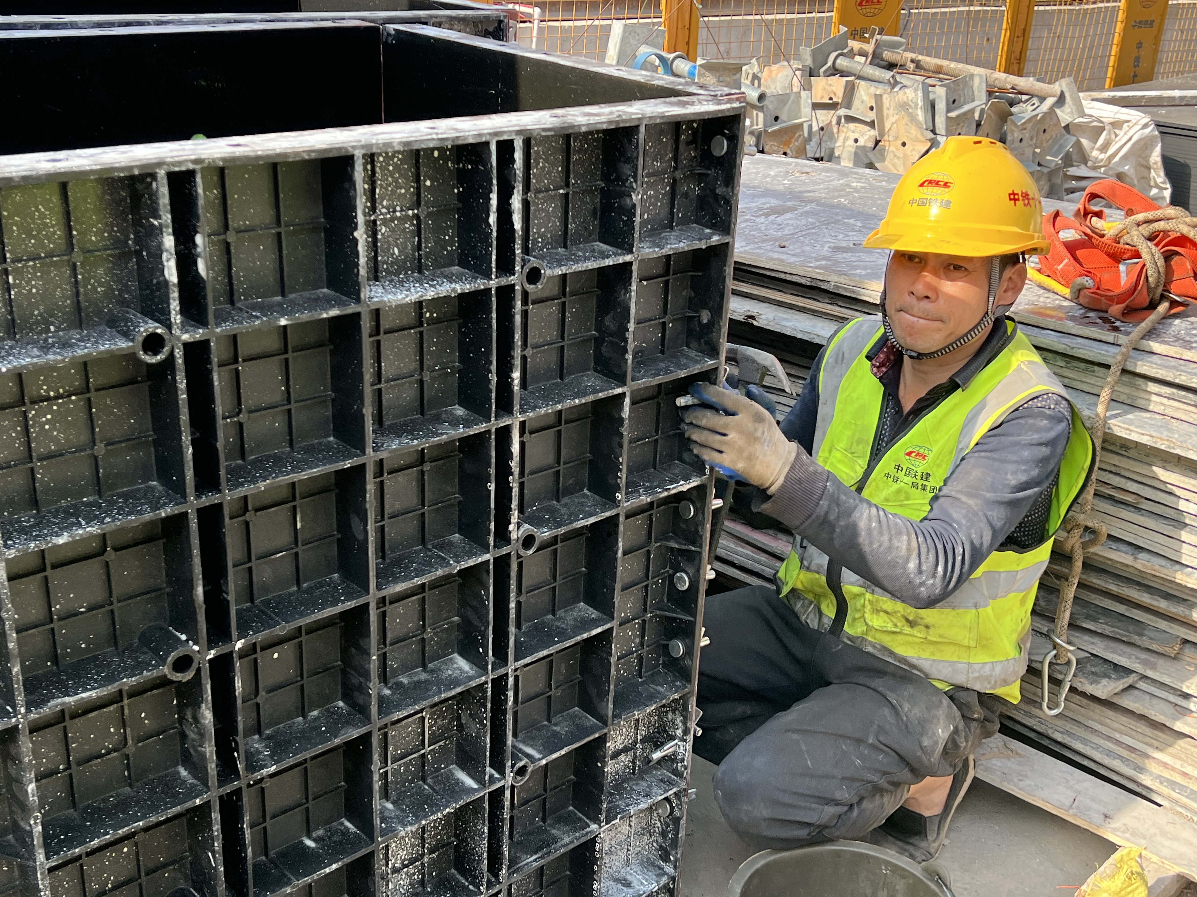 模立方快装模板向全国广大劳动者致以最诚挚的祝福!