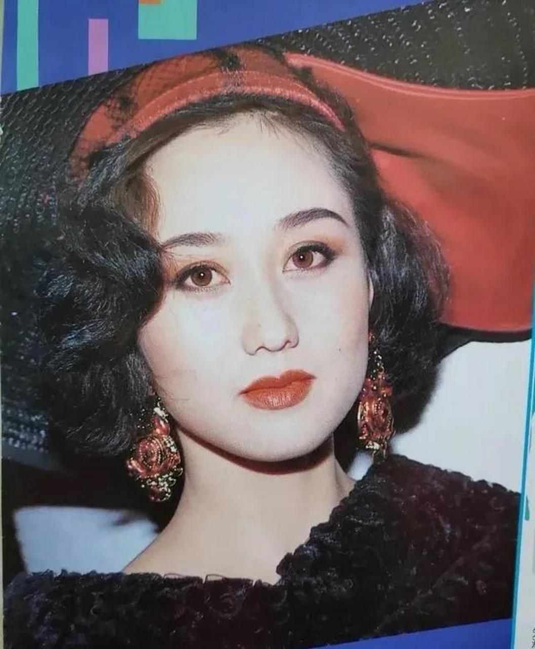 李连杰56岁妻子利智近照,身材容貌完全不输当年,坐拥数亿资产  大家都