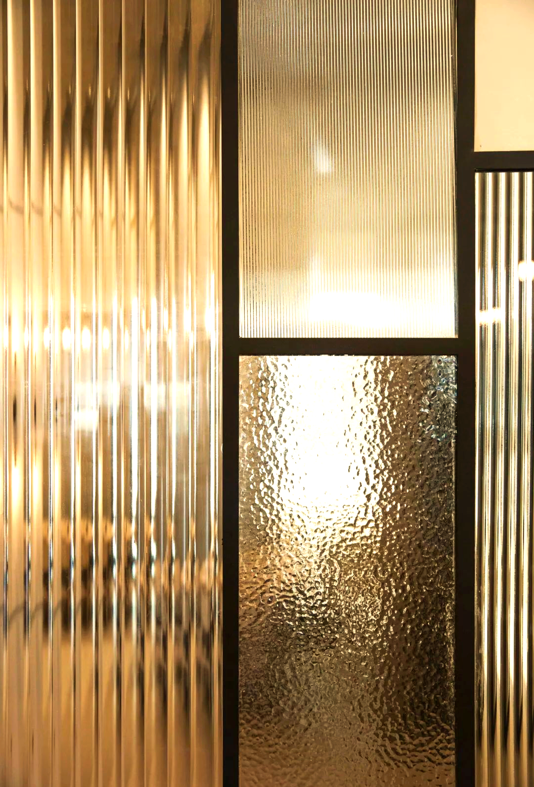 而压花玻璃,作为深加工玻璃的一种,更是凭借其表面的压花艺术,成为了