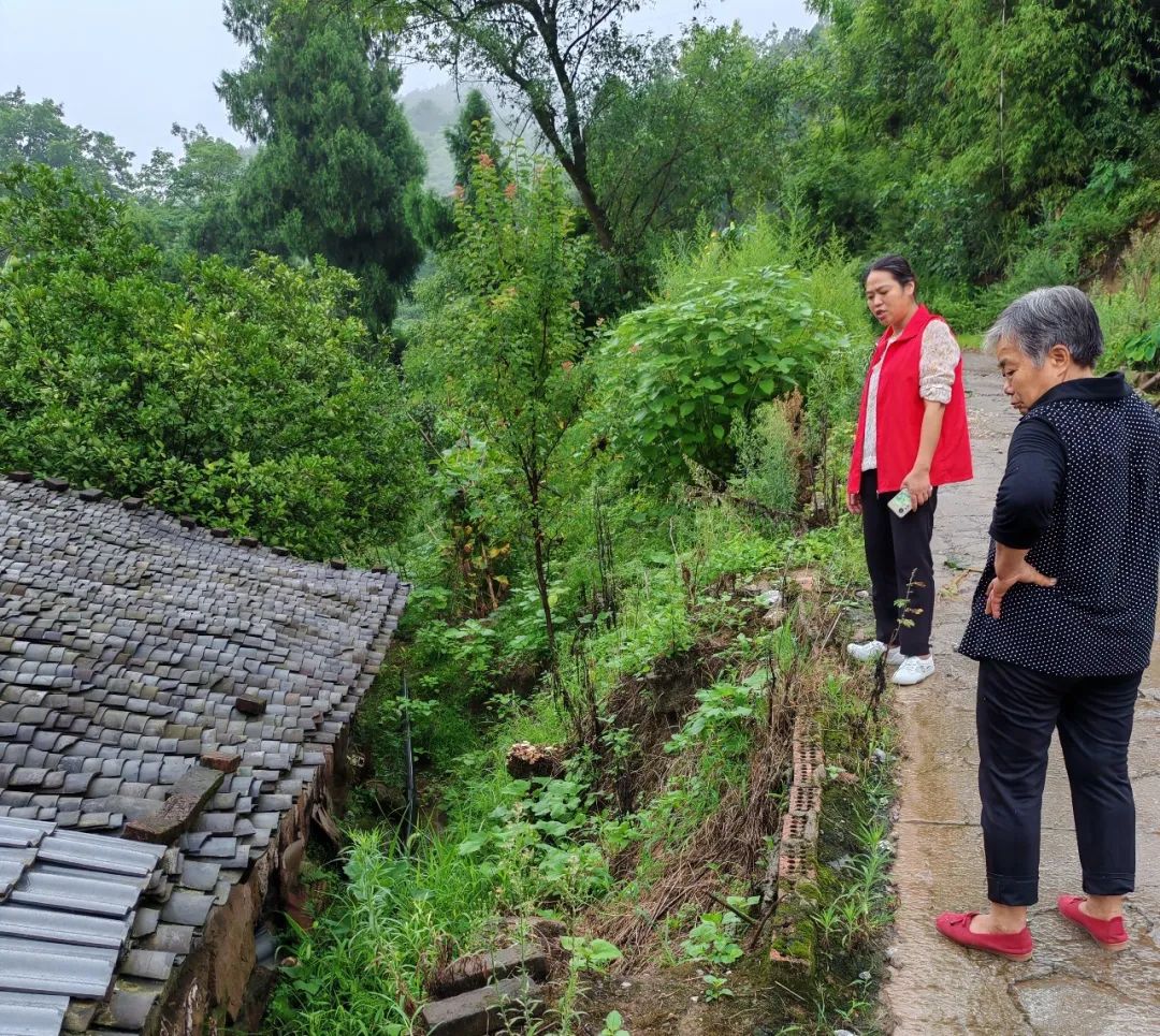 云台镇长寿湖镇劝阻群众离开警戒地带.