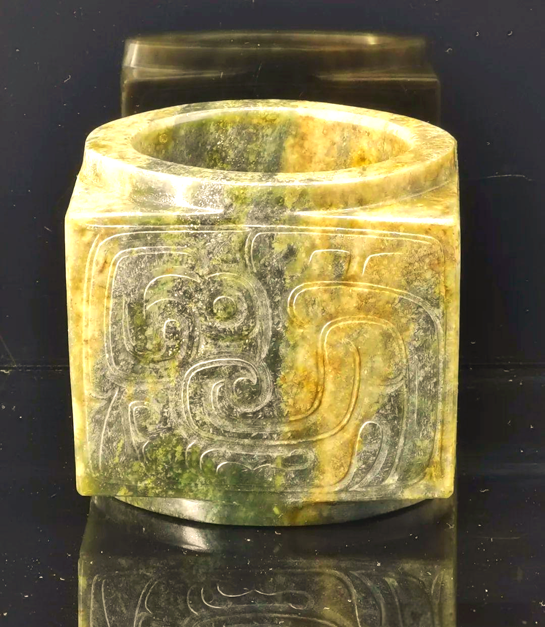 为了满足祭祀的需求,玉琮的外壁开始雕刻起各种图案