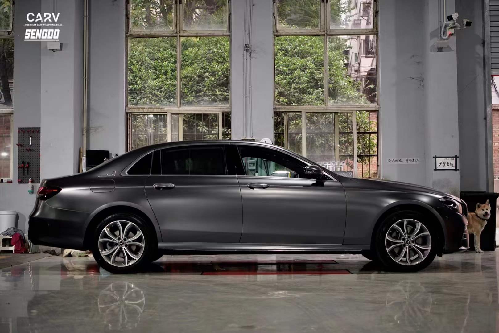 卡孚改色膜:奔驰e300改色电光深邃灰