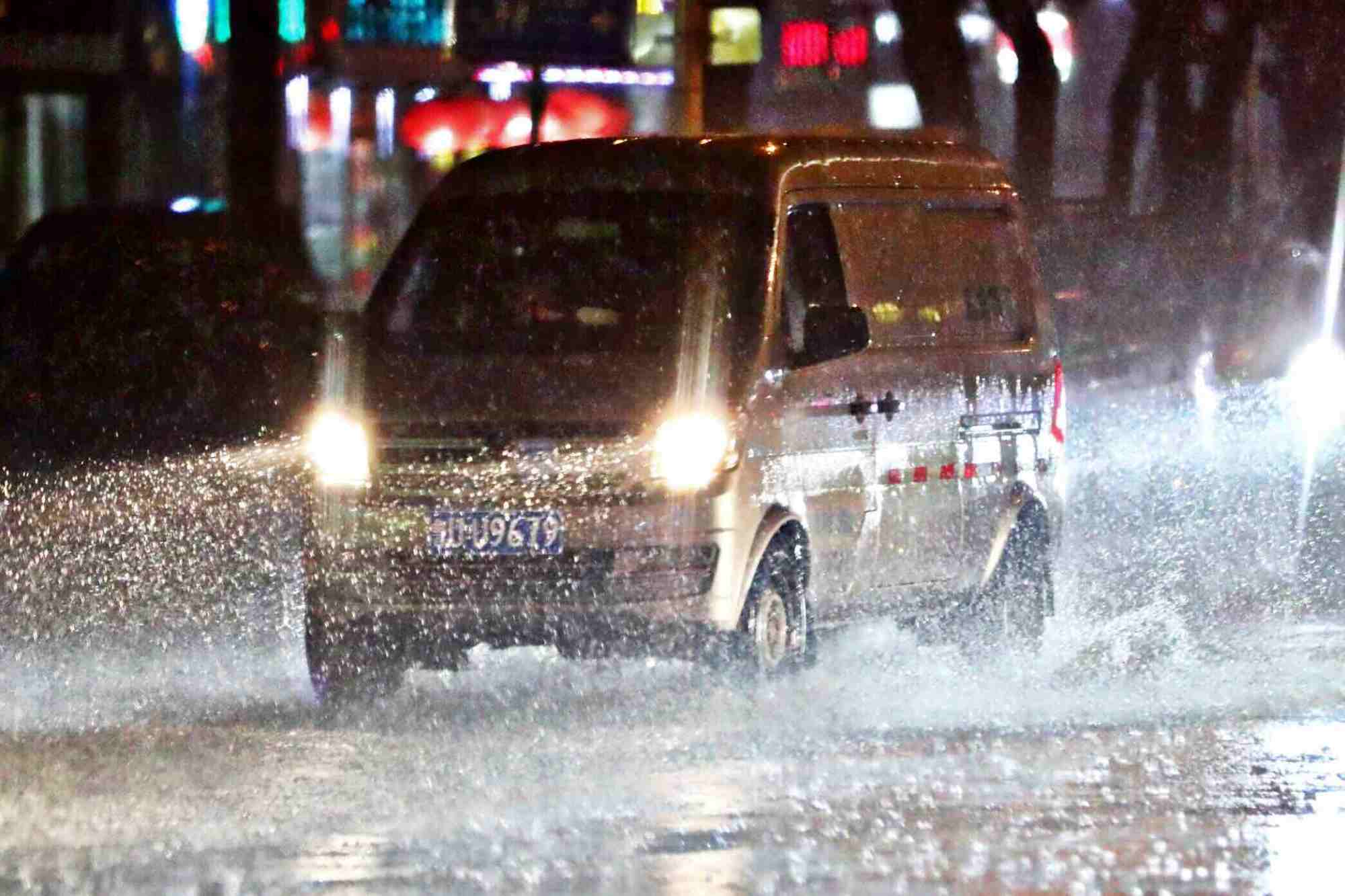 行人冒雨赶路!实拍暴雨中的夜青岛