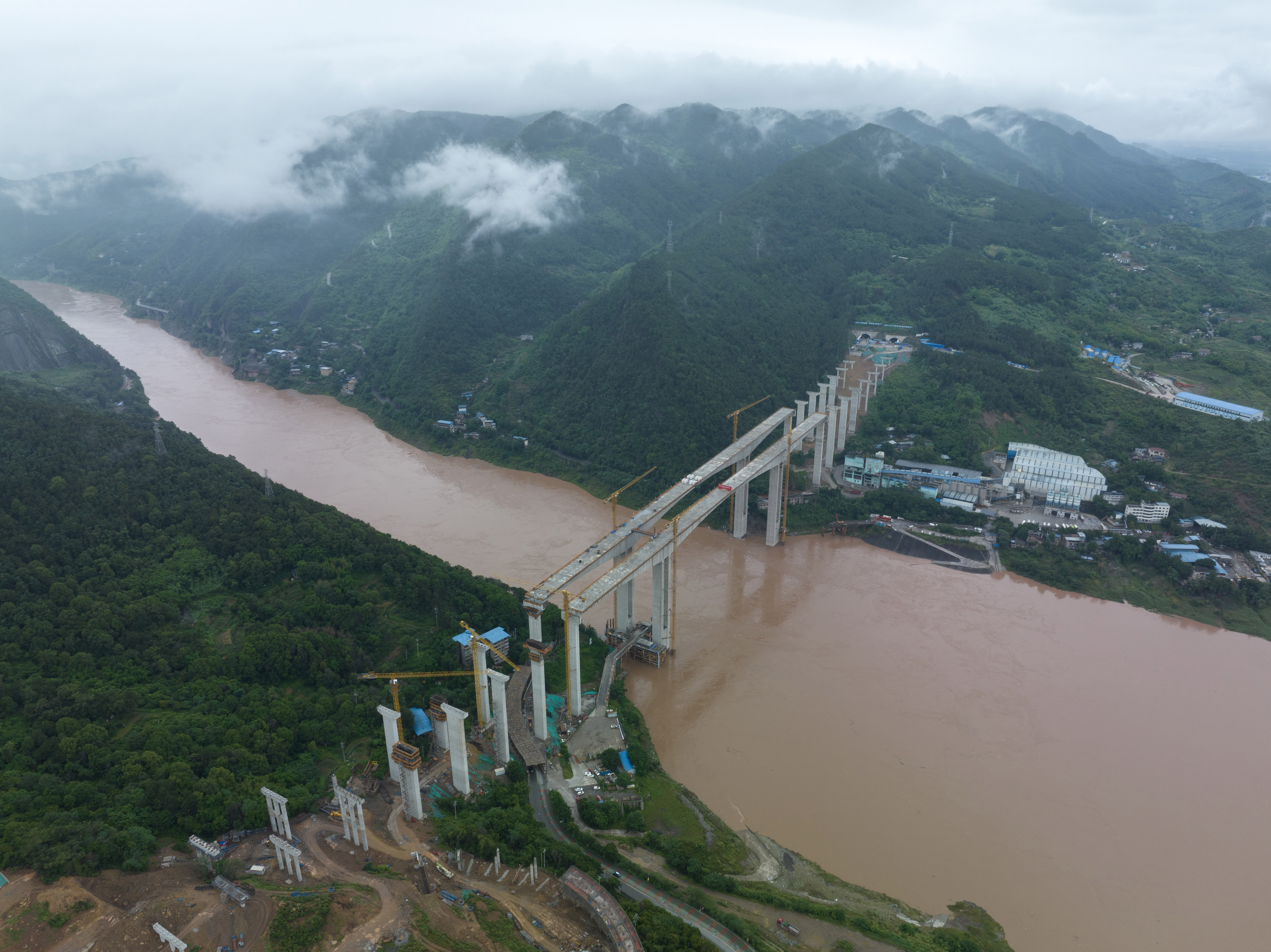 (经济)重庆:观音峡嘉陵江特大桥主桥主体结构全部完成