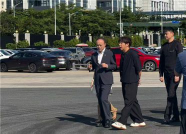 歌手胡海泉现身比亚迪总部！被腾势总经理李慧无人驾驶漂移带飞
