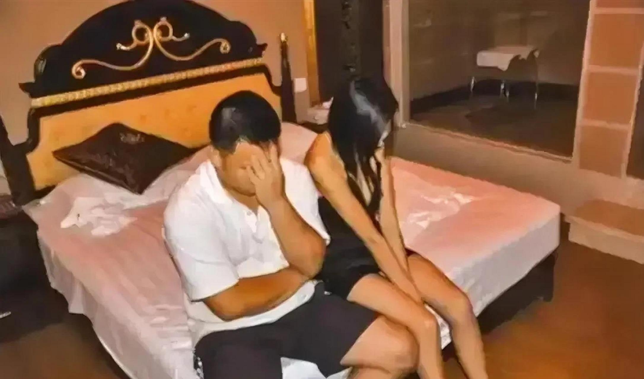 男子发现妻子出轨,随后和家人前往现场捉奸在床.