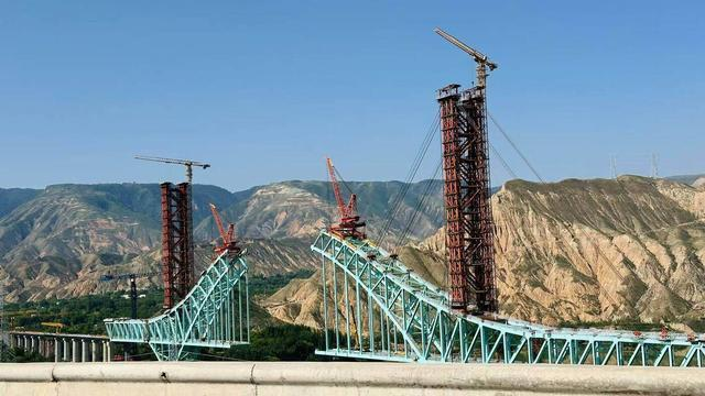 正在建设中的桥梁工程现场