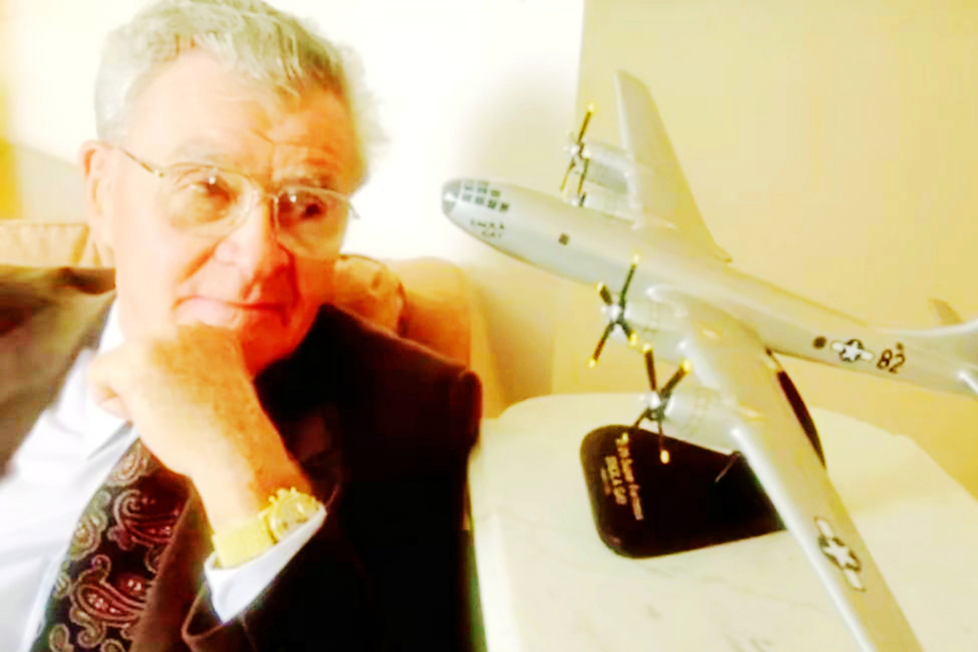 他叫保罗·蒂贝茨.