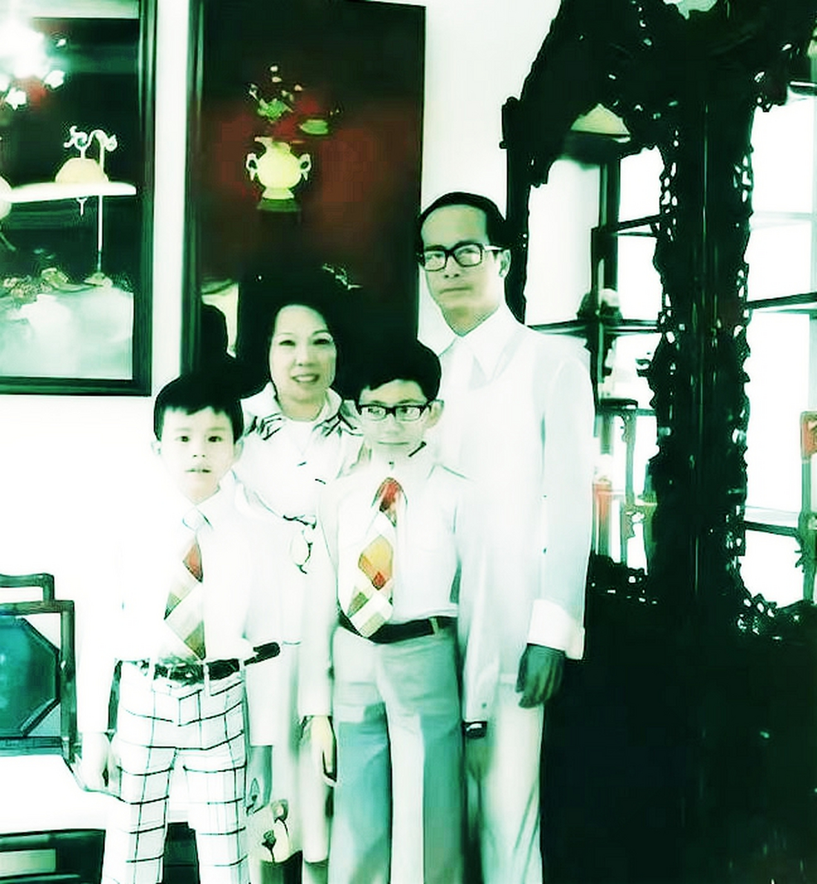 1970年,香港地产大亨李嘉诚与妻子庄月明和两个儿子合影留念.