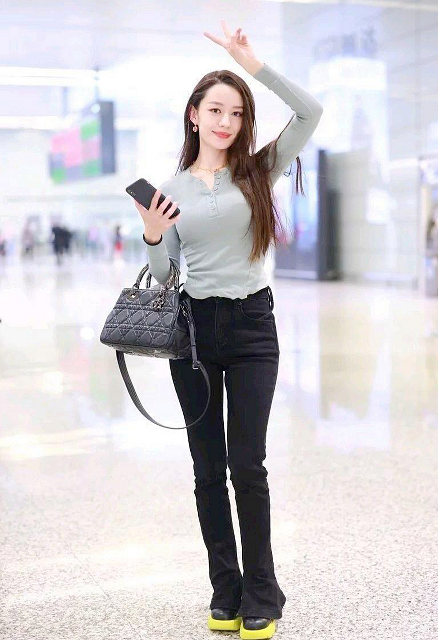 吉娜爱丽丝亮现身上海机场,上身浅色系紧身t恤,下身搭配黑色修身裤