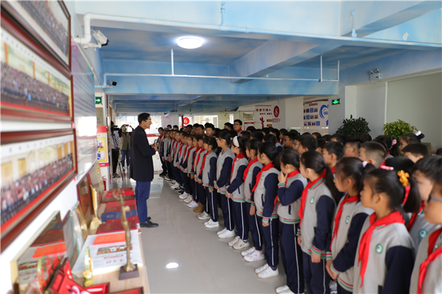 威海市翠竹小学88名师生走进长城爱心大本营开展红色研学活动