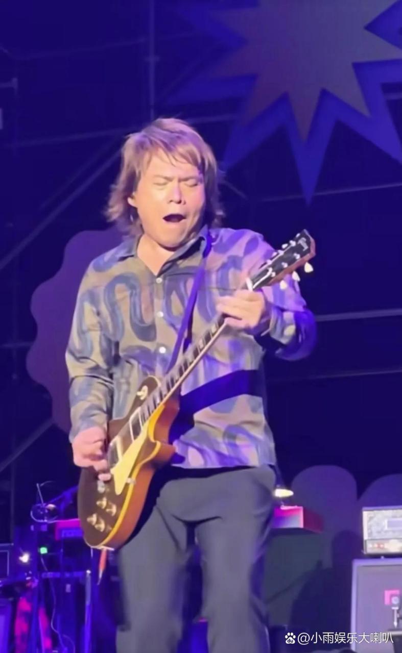 伍佰演唱会轮不到自己开口 4月22,伍佰在演唱会上久违开唱,没想到刚起