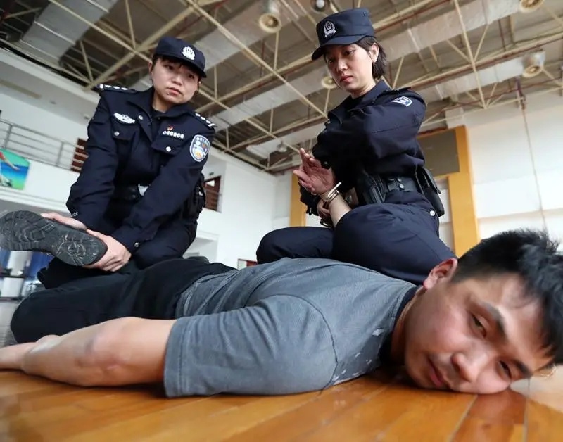 怎么绑 女警图片