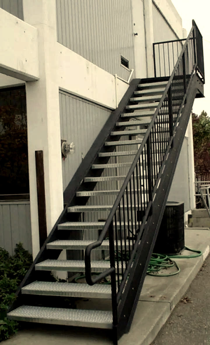 焊接钢楼梯的多样特点与定制服务