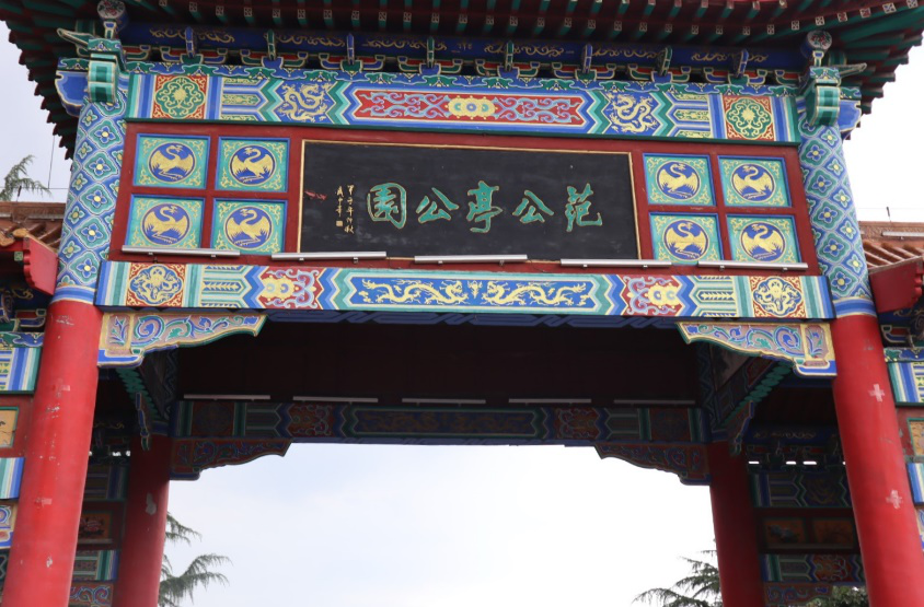 青岛大学政治与公共管理学院"觉醒青年队"的成员来到青州市黄楼镇的