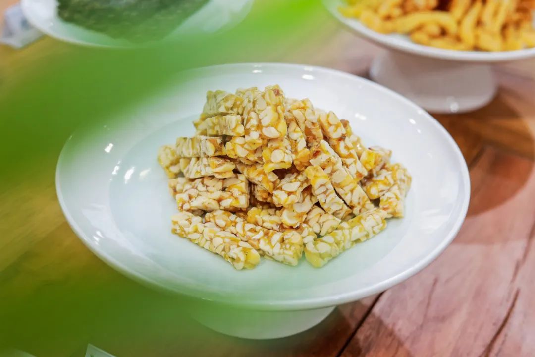 宁波特色的糕团米鸭蛋,夹心麻糍花样百出,再加上年糕的n种吃法,算把糯