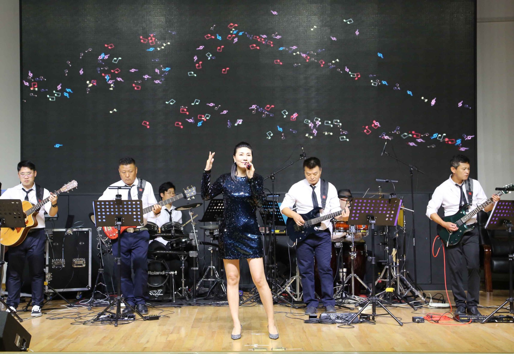 流淌的歌声!现代电声乐队为师生奏响美妙音符