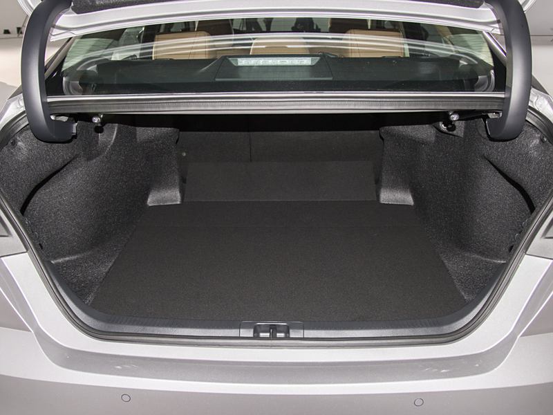 丰田凯美瑞后备箱怎么开,凯美瑞后备箱开关位置及尺寸容积