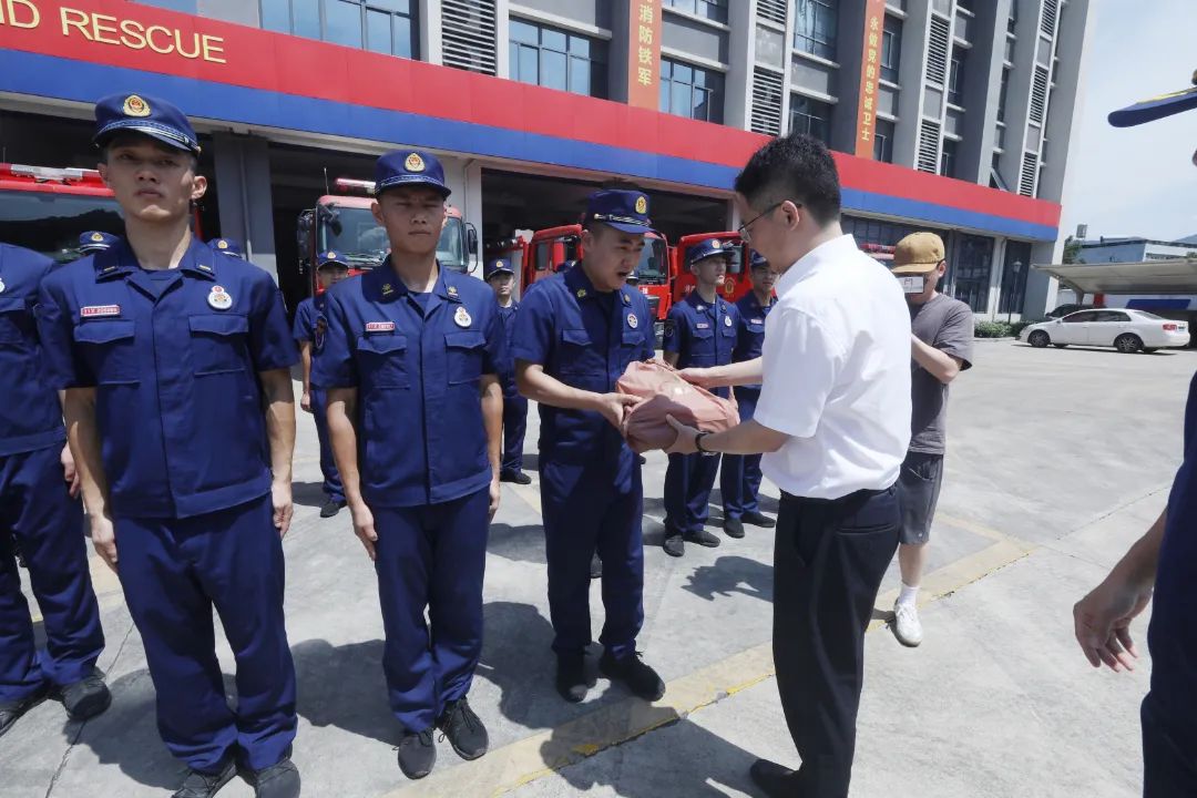 县领导分组开展高温"送清凉"慰问活动