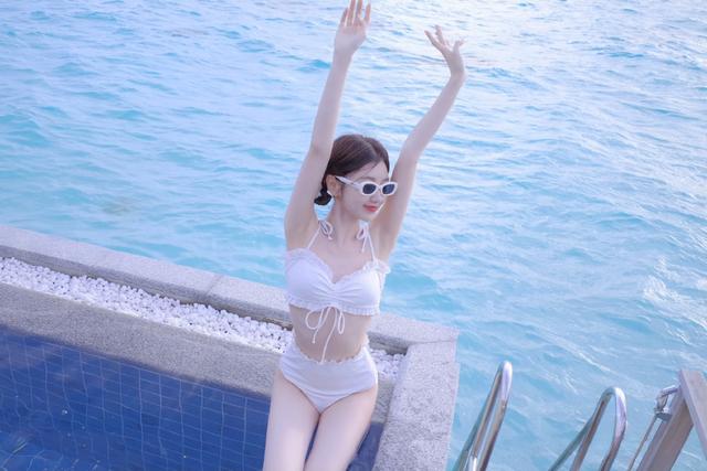 毛晓彤海边美拍
