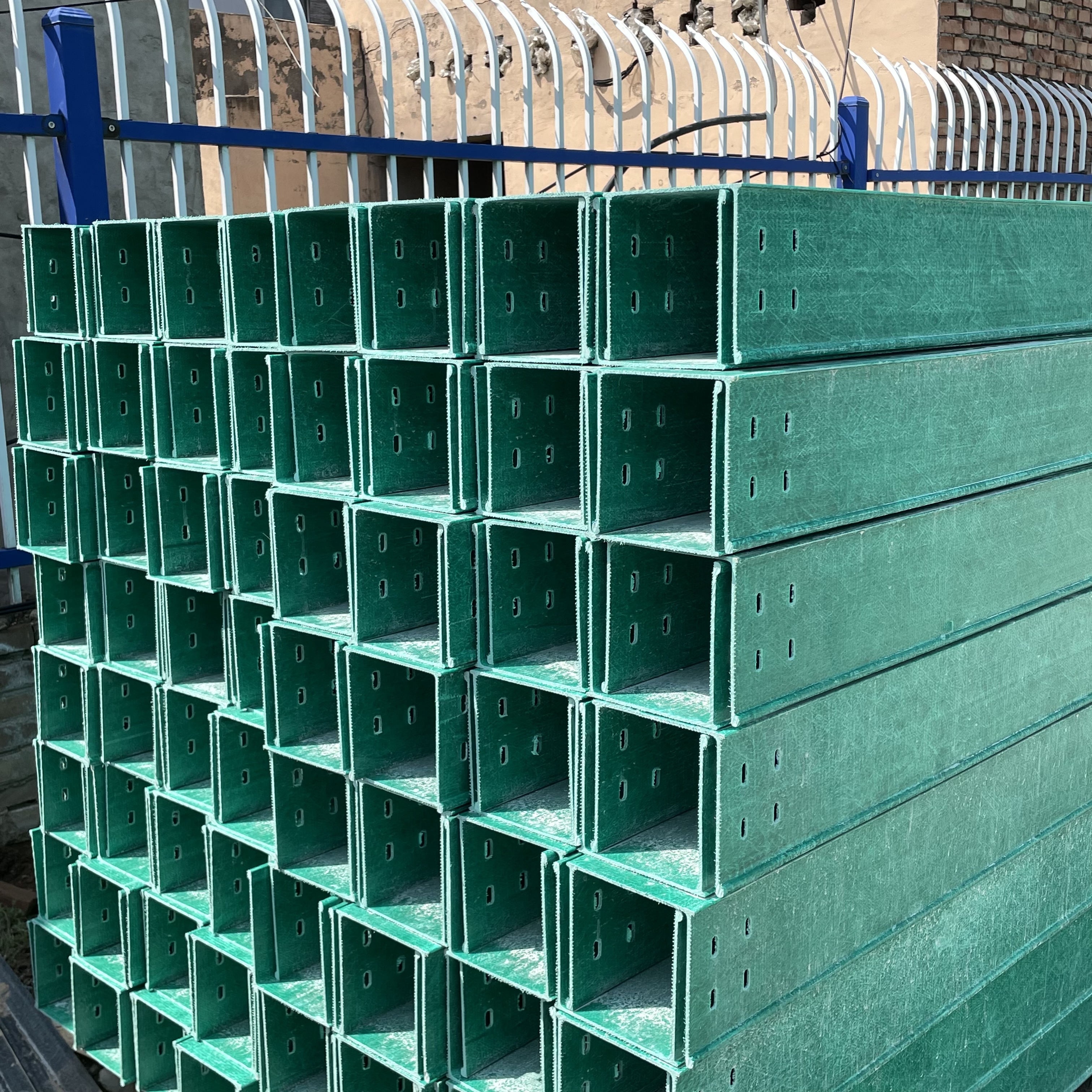 玻璃钢电缆桥架重量轻结构合理