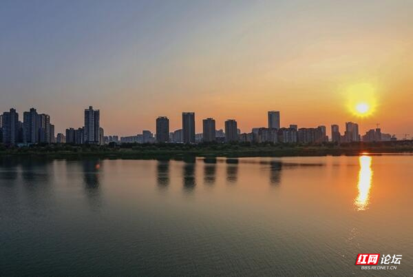 夕陽下的株洲湘江風光帶,美景如畫