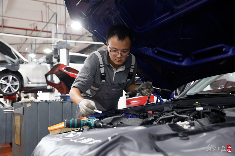 酷暑带火汽车保养市场,申城4s店维修车间"一席难求"