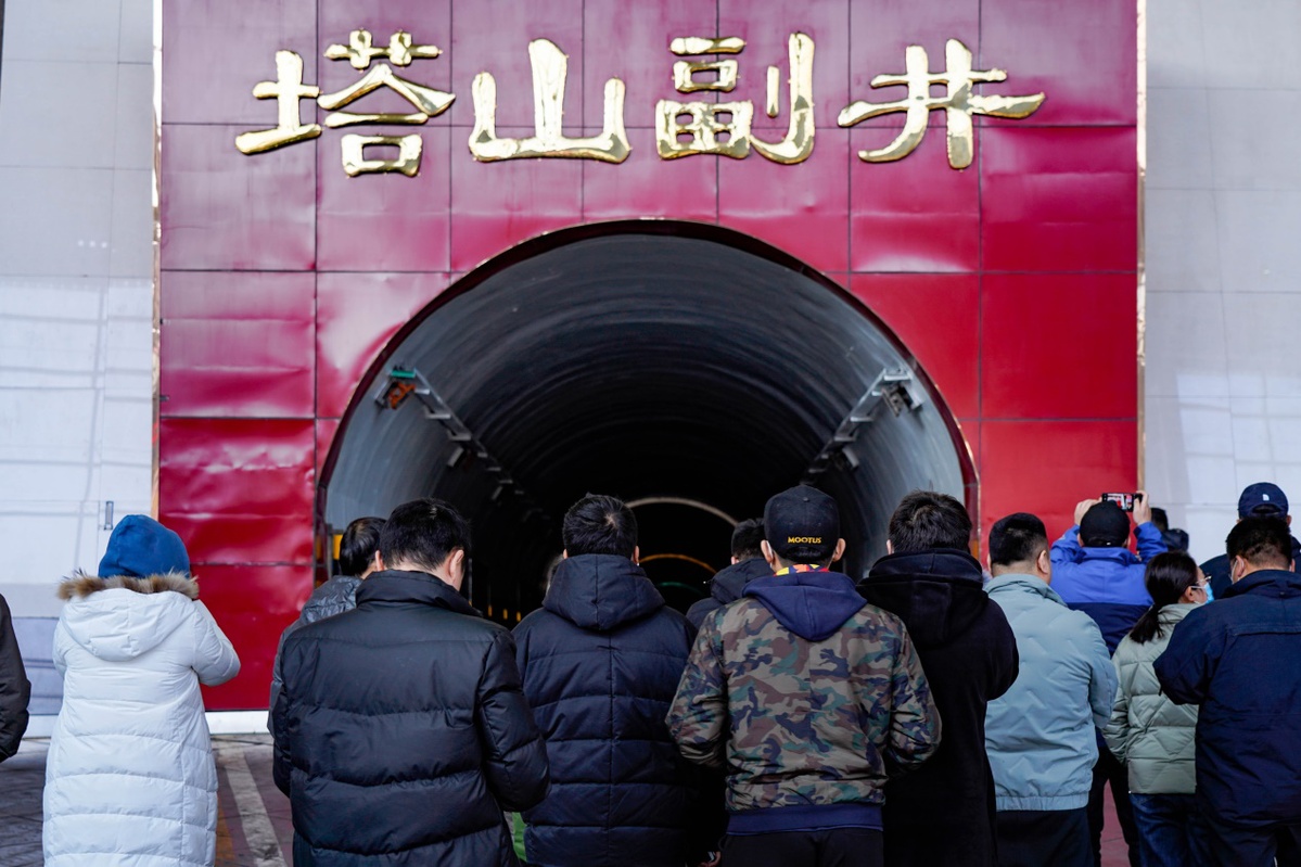 第十五届全国网络媒体山西行——塔山智能化矿山:井下也能打"滴滴"