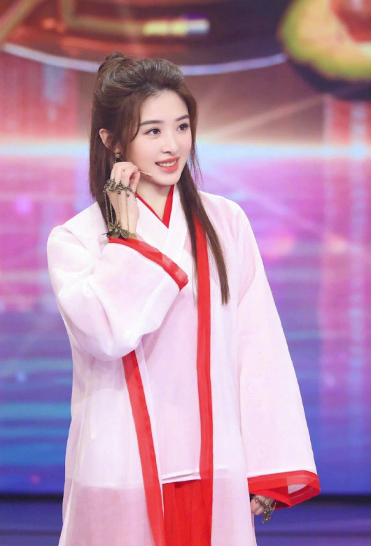 别有一番韵味!张含韵cos紫霞仙子古灵精怪