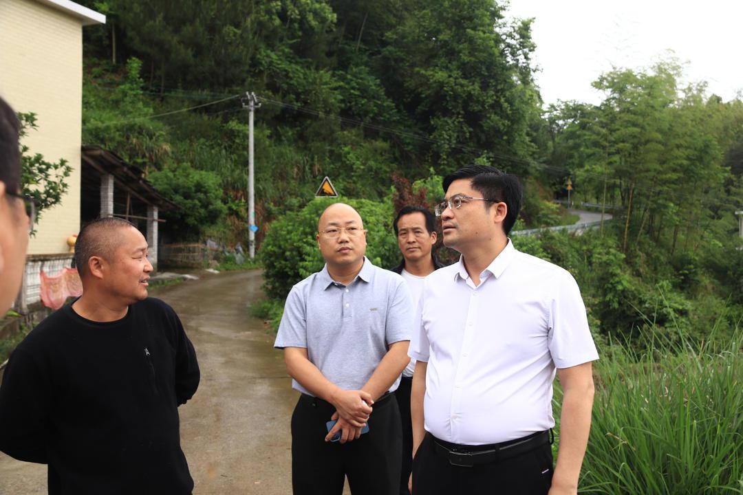 余勋伟督导地质灾害防治水库防汛等工作