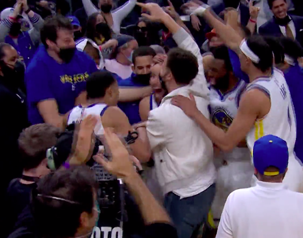 怒踹椅子 肘击波特引争议!库里赛季首次绝杀救赎:开心像个小孩