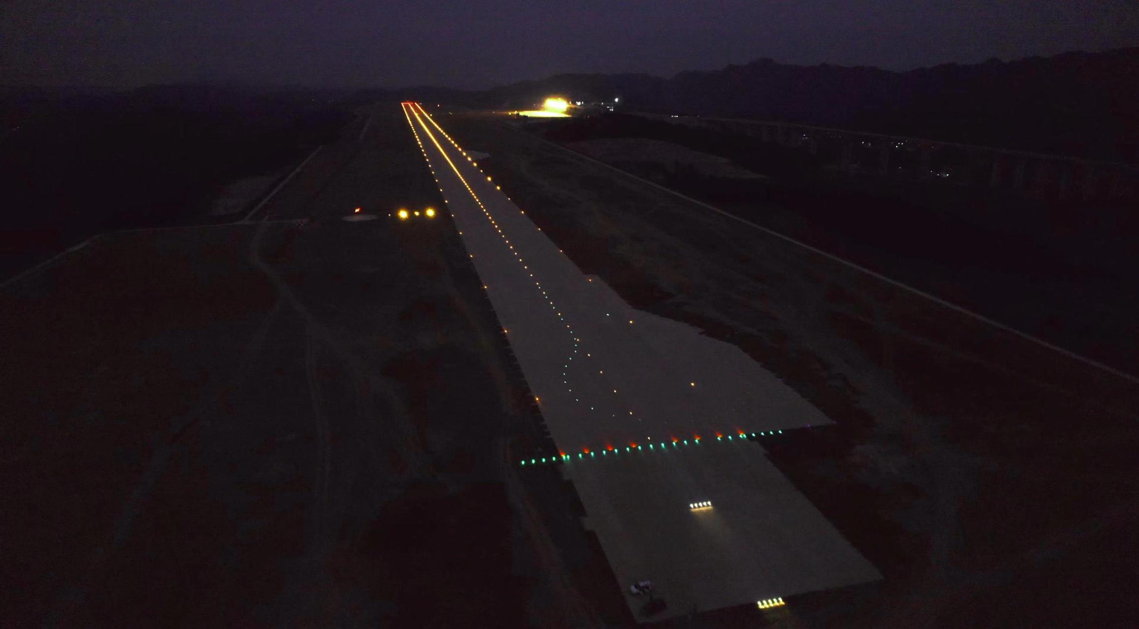 献礼国庆,湘西边城机场点亮助航灯光