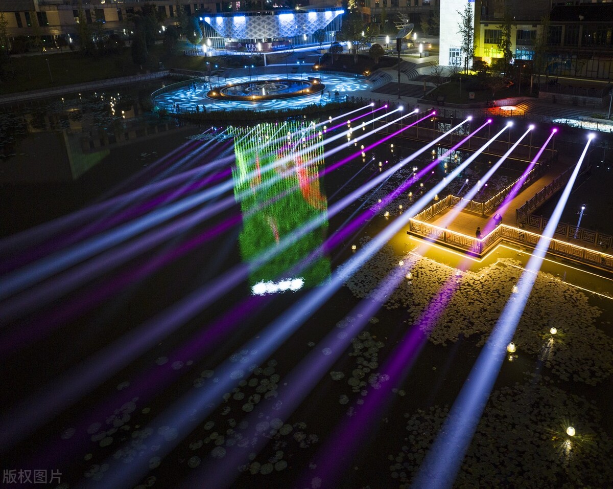 四川省广安市经开区深广人才公园上演了一场令人陶醉的灯光秀