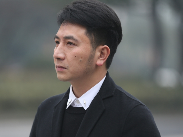 朱舅舅晒老照片,网友解读旧背包代表怀念,日出暗示光明就要来了