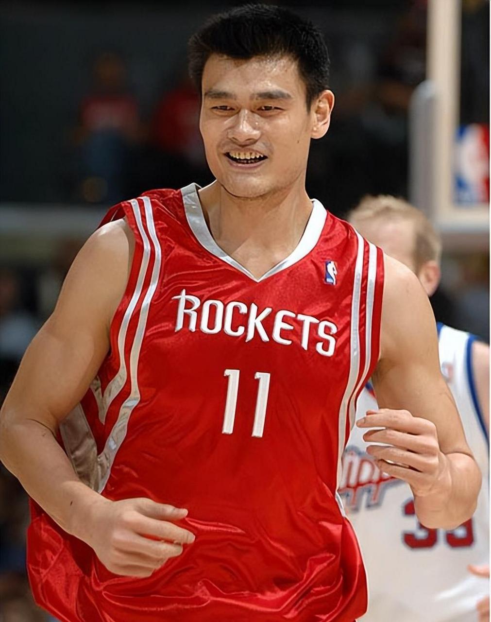 湖人给足诚意 作为nba历史上最杰出的中锋之一,姚明在他仅有的八个