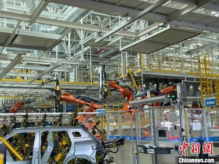 "是在两个层面上,一个是就实体经济而言,大量中低端制造业向中国转移