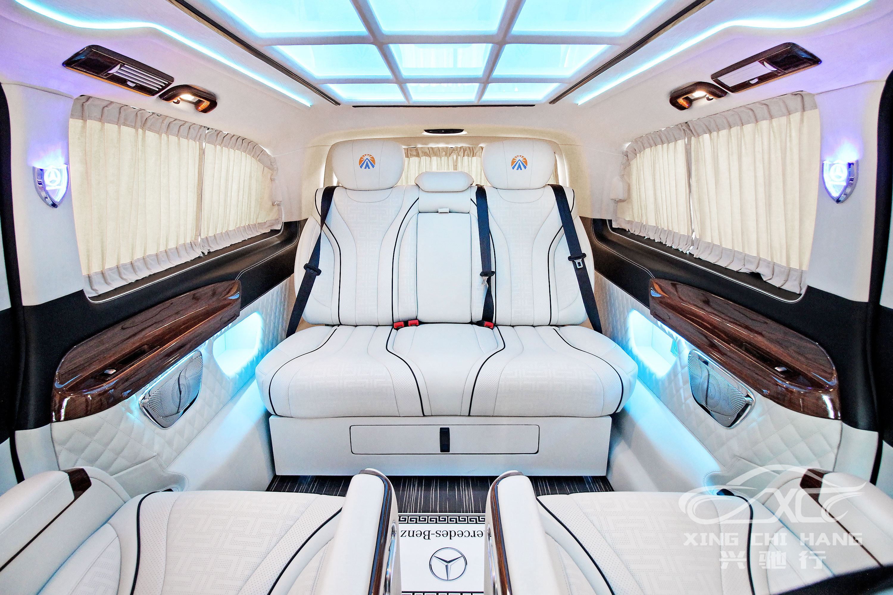 兴驰商务车-威霆双开门七座商务车内饰升级浅米拼黑色