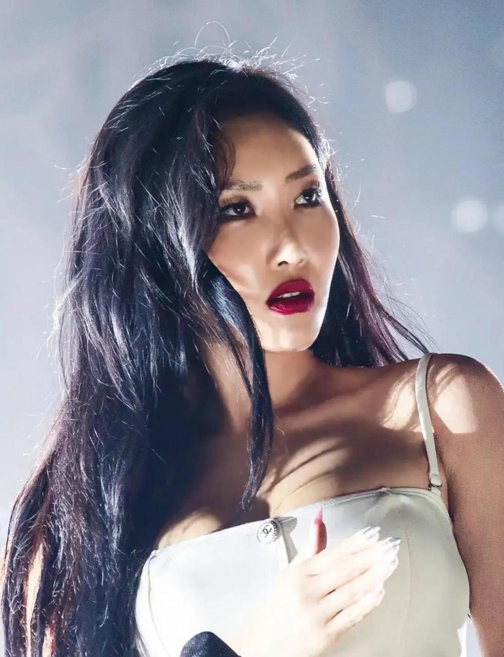 韩国女歌手华莎,被骂上热搜!