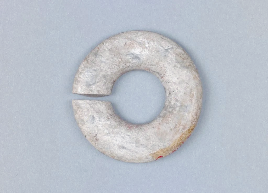 玉玦:从礼器到配饰的演变故事