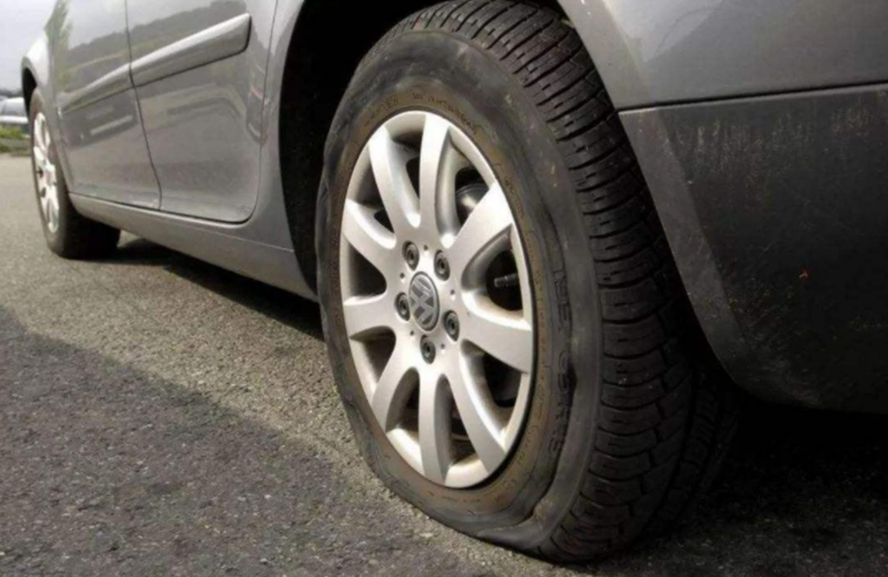 轮胎胎压低是什么原因造成的?汽车的轮胎多久更换一次?