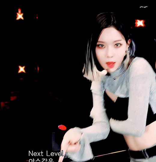 真的很有魅力的aespa winter的双色短发