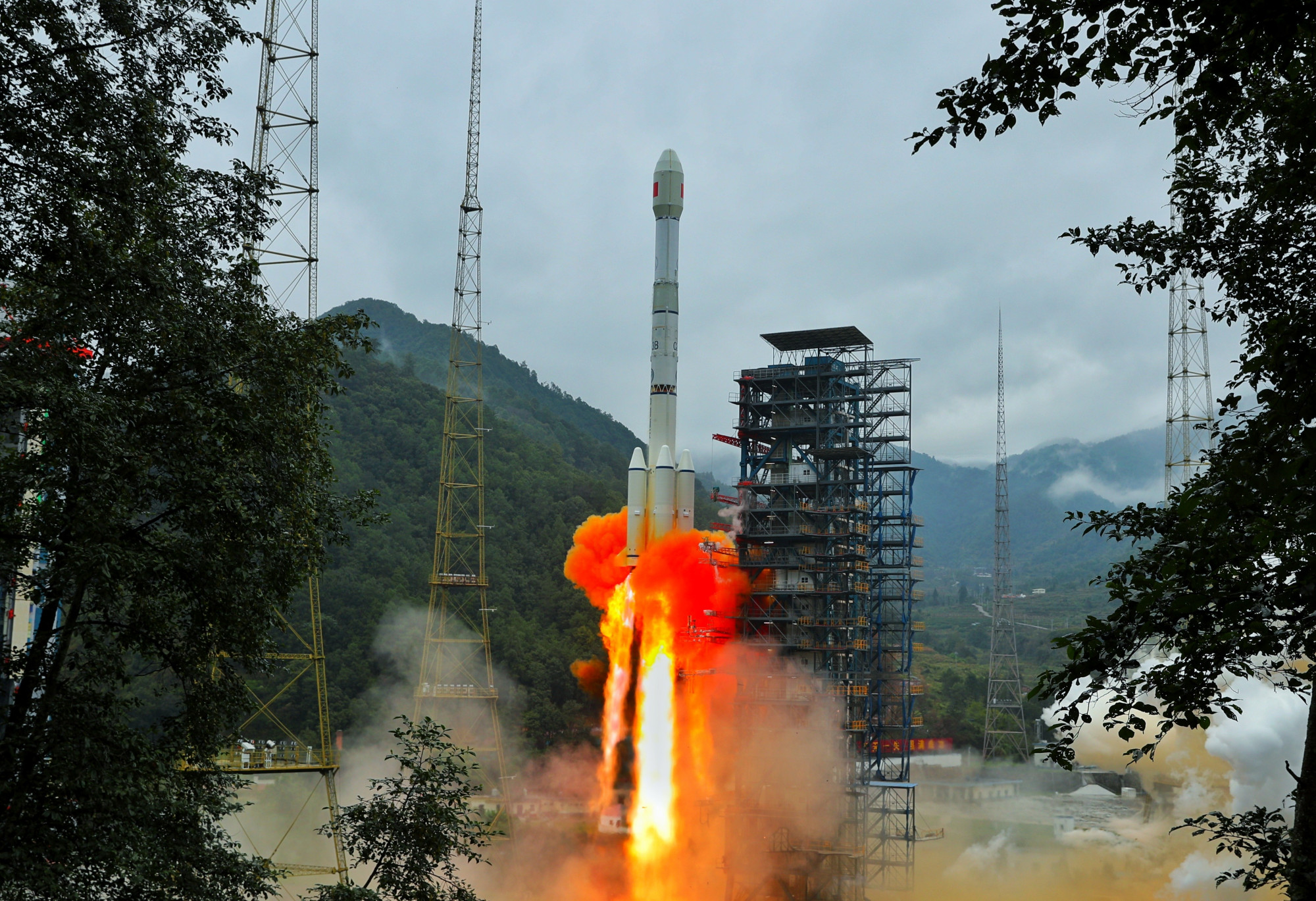 10月24日上午,长征三号乙运载火箭一飞冲天,搭载着实践二十一号卫星