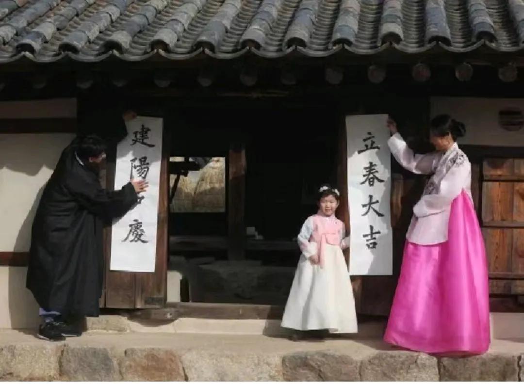 韩国也开始过春节了,他们的春联很特别,而且都是用汉字书写