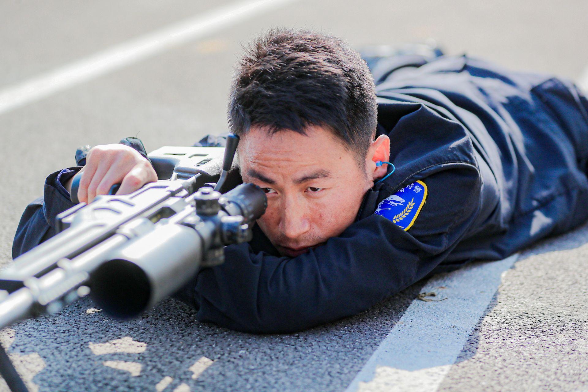 青岛特警大练兵 百米之外穿靶心