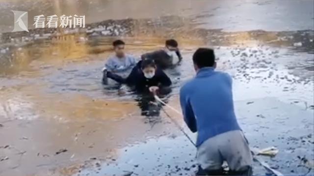 冰面破裂小女孩落水 3名大学生用手肘破冰救人
