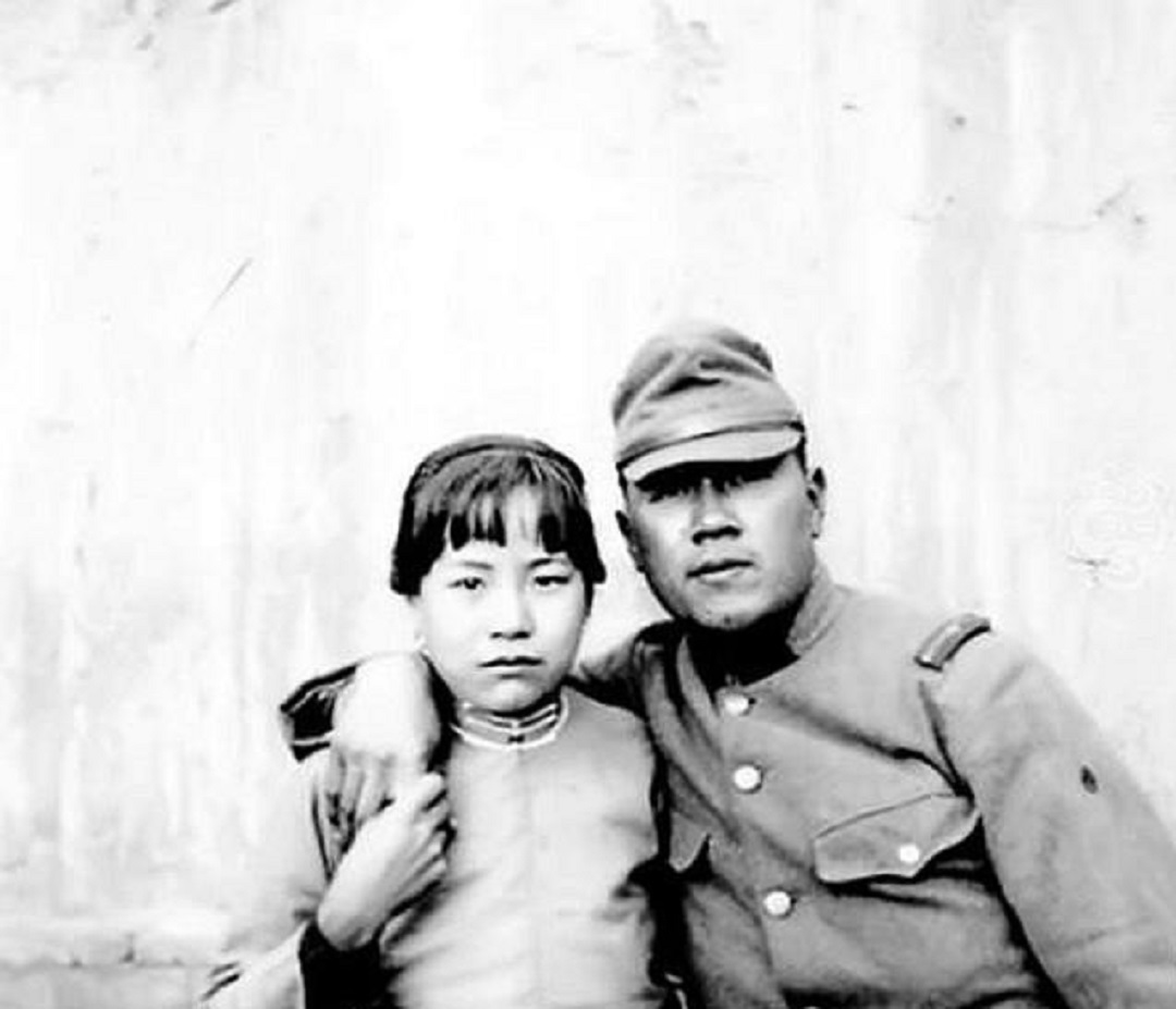 老照片看日军的伪亲善嘴脸:无耻至极,图五女子表情说明一切