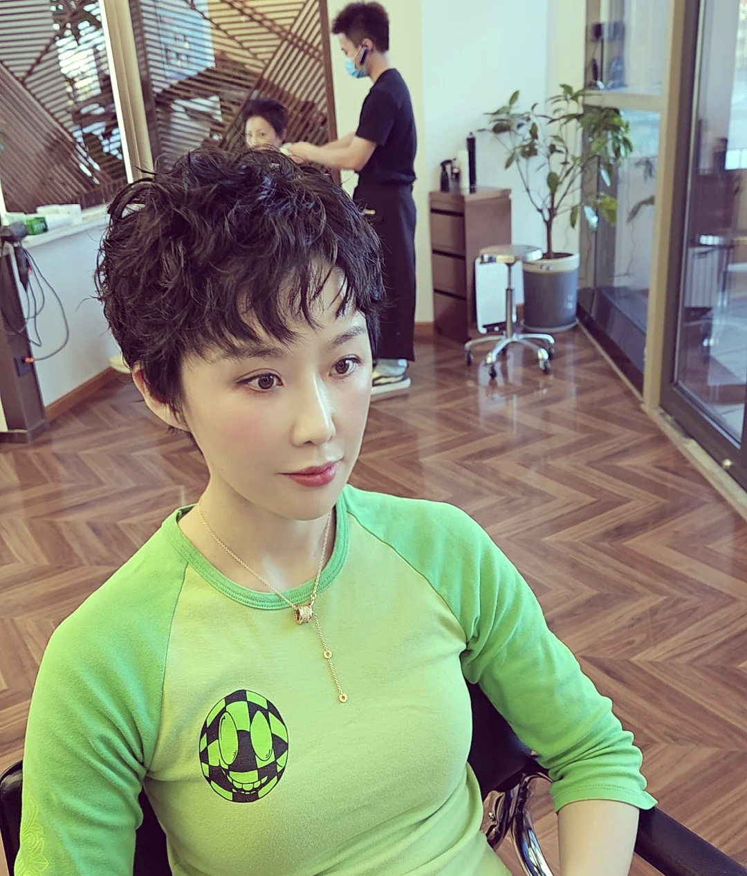 女士短发束状纹理烫:时尚与活力的完美结合