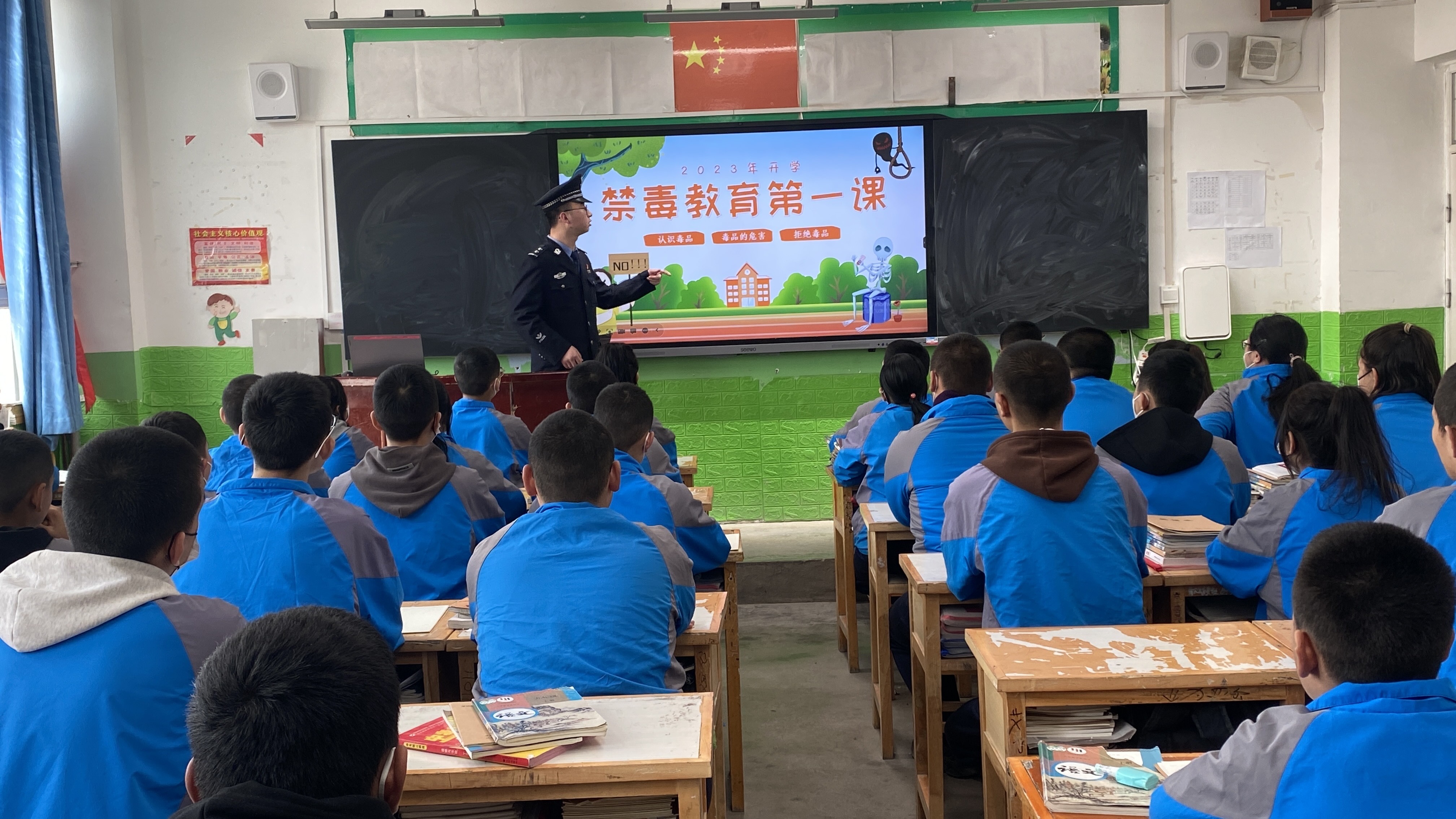 轮台县第二中学:开展"禁毒不缺席护航新春开学季"禁毒宣传活动