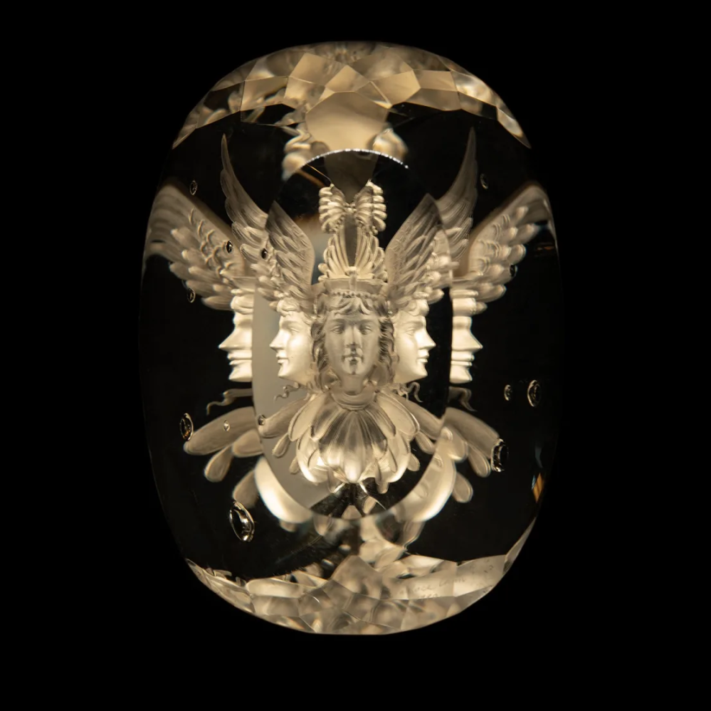 陈世英荷莱女神雕刻作品1987 年被雕刻上几何纹理,自然景象的宝石本身