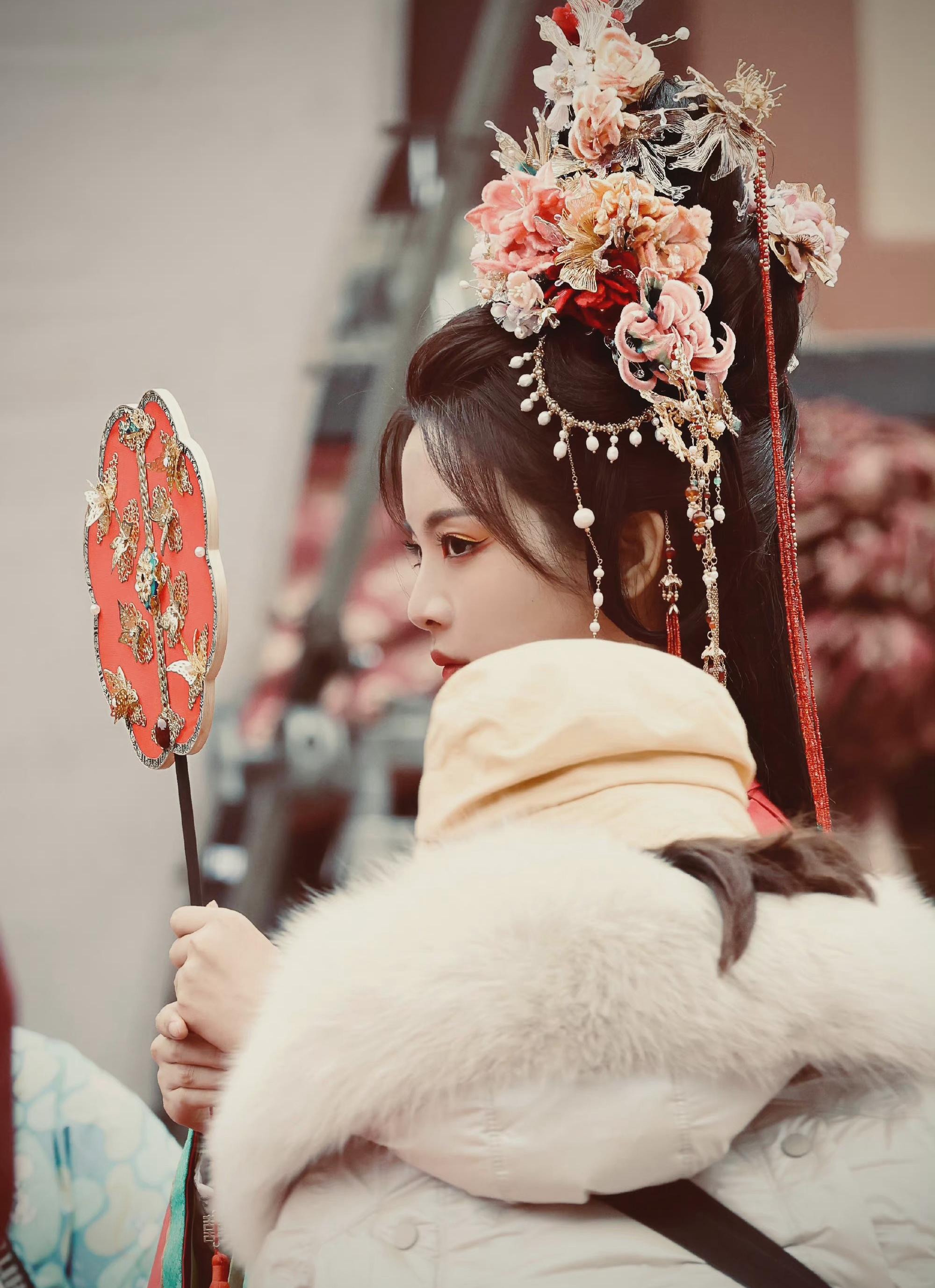 杨超越新剧《七时吉祥》路透曝光,大红嫁衣配古早发型,惊艳!